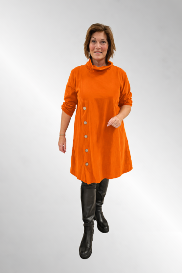 Orange fløjlskjole med ståkrave. 9F3522