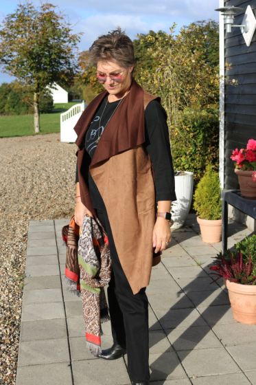 Camel vest i ruskinds look. Imod.