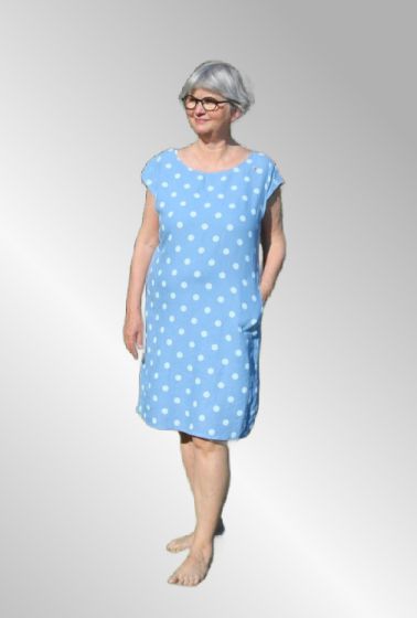 Lys blå prikket hørkjole, Birgit