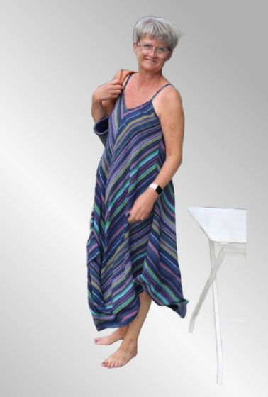 Mørk blå kjole med striber og tynde stropper.  1418