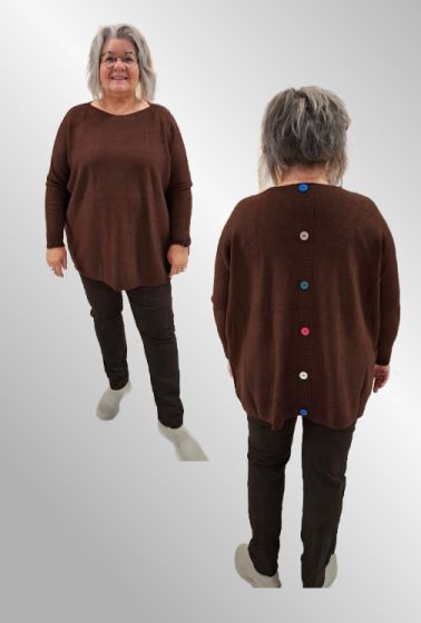 Brun meleret strik med knapper i ryggen. FM136