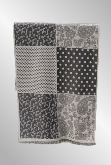 Kraftig Grå/ råhvid tørklæde i grafiske felter. P2219