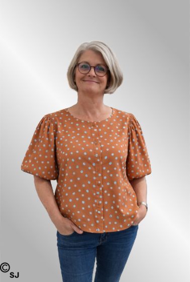 Brun bluse med lyseblå prikker, Kathrine