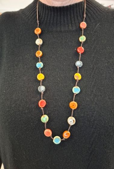 Lang halskæde i keramiske perler.