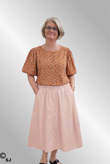 Rosa nederdel, Corrine