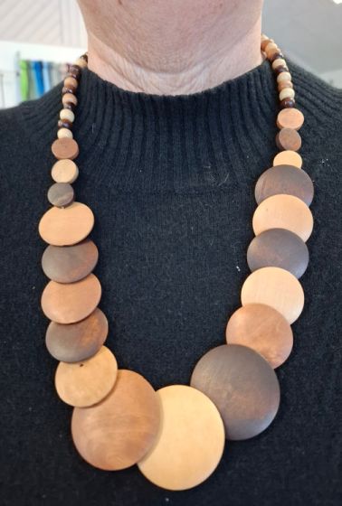 Halskæde i træ.