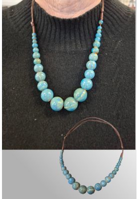 Halskæde i keramiske perler, petrol / blå