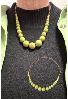 Halskæde i keramiske perler, grøn