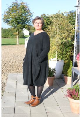 Sort fløjlskjole, Ea