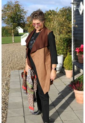 Camel vest i ruskinds look. Imod.