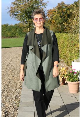 Grøn vest i ruskinds look. Imod.