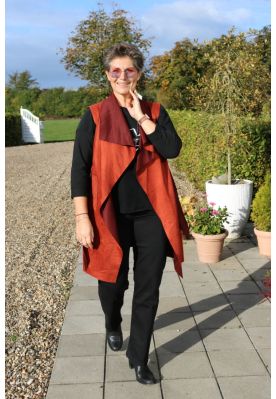Rustfarvet vest i ruskinds look. Imod.