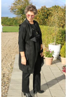 Sort vest i ruskinds look. Imod.