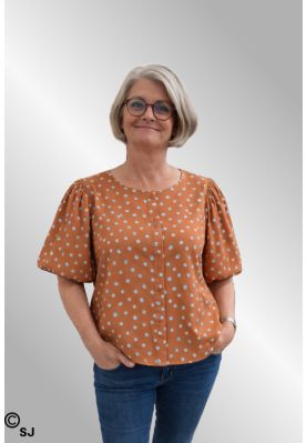 Brun bluse med lyseblå prikker, Kathrine