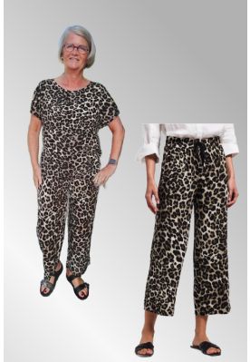Viskose buks i leo print med vidde i ben.