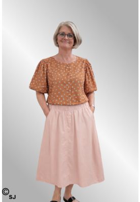 Rosa nederdel, Corrine