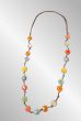 Lang halskæde i keramiske perler.