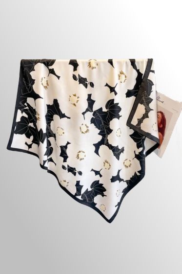 Firkantet tørklæde med Sort med blomster 90SF-19