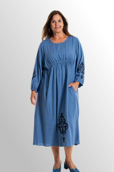 Blå kjole i viskose /hør med applikation, Bodil 242016