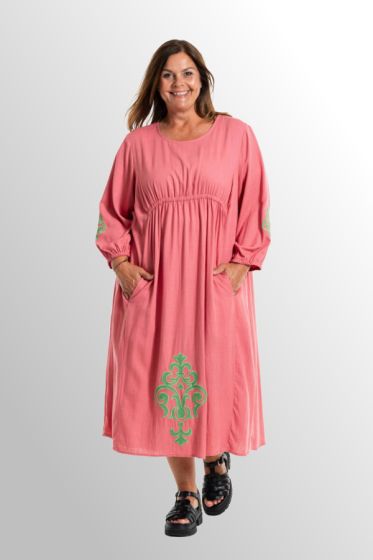 Koral kjole i viskose /hør med applikation, Bodil 242016