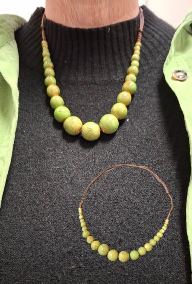 Halskæde i keramiske perler, grøn