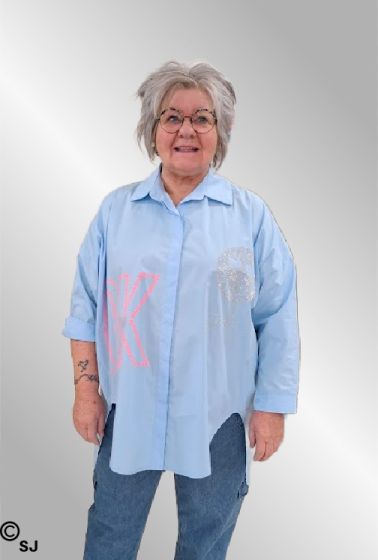 Lyseblå oversize skjorte med print, M175