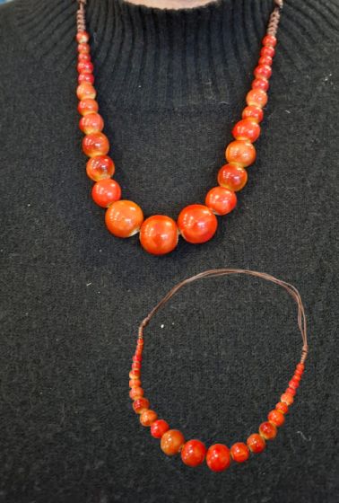 Halskæde i keramiske perler, rød