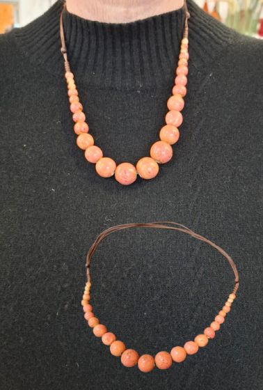 Halskæde i keramiske perler, rosa / koral