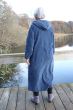 Lang blå fløjlskjole m. hætte og quiltet ærme