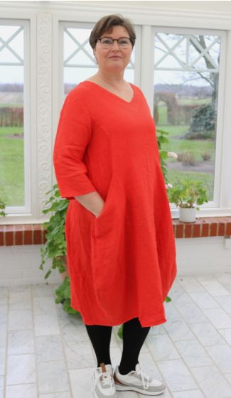 Rød hørkjole, Elaia 2