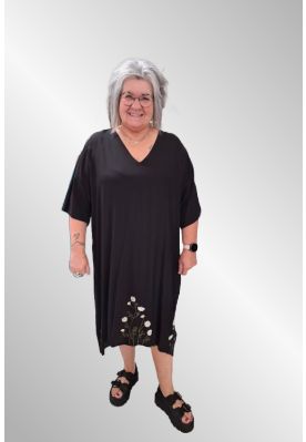 sort viskosekjole med broderi, Angle 6274, Daisy XL=54/56