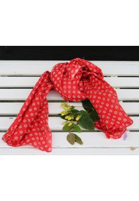 Rød tørklæde med hvidt print.