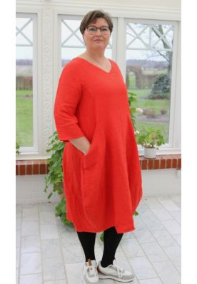 Rød hørkjole, Elaia 2