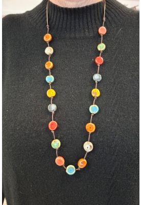 Lang halskæde i keramiske perler.