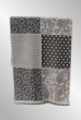 Kraftig Grå/ råhvid tørklæde i grafiske felter. P2219
